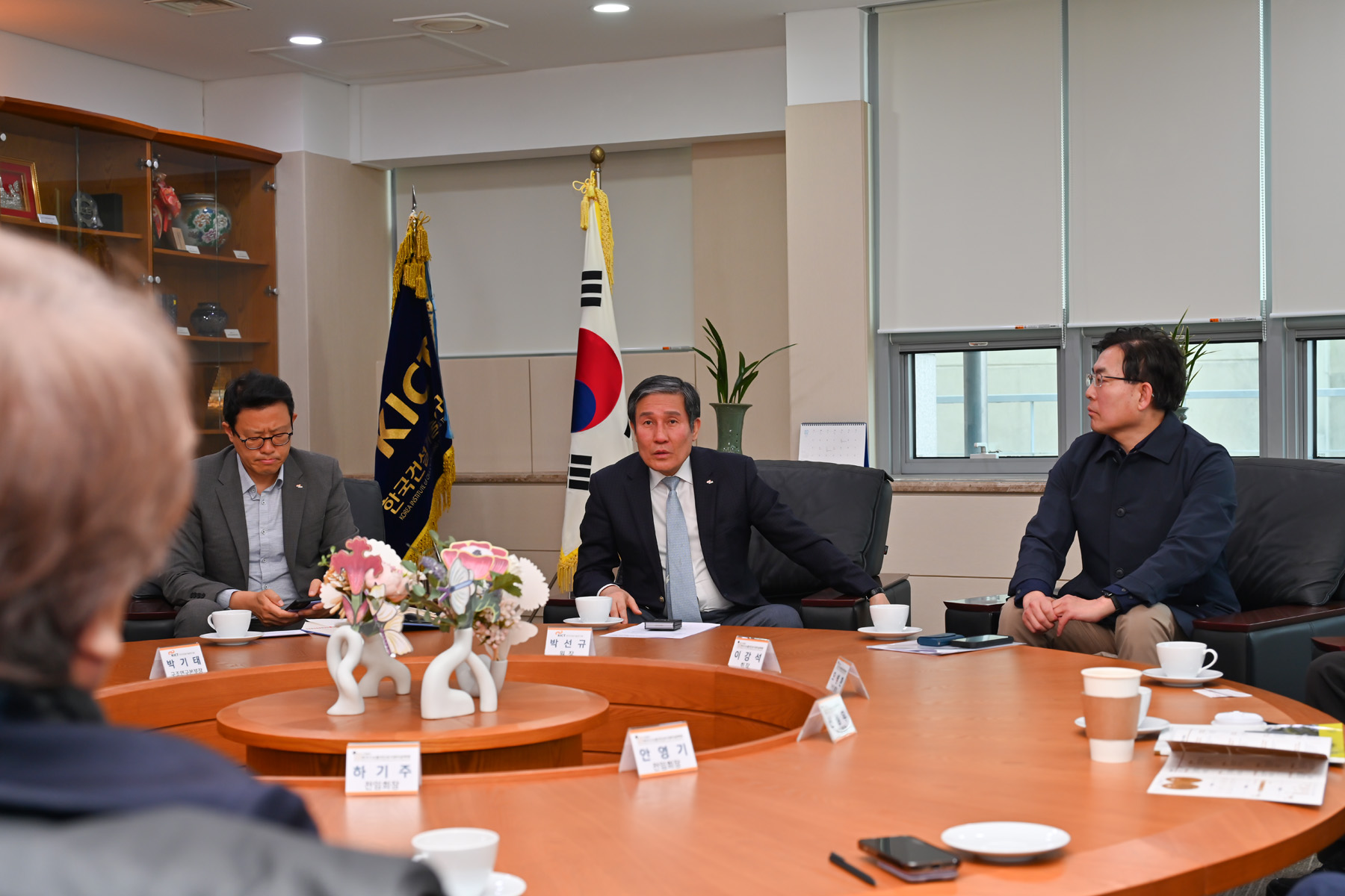 한국구조물진단유지관리공학회 회장단, 건설연 방원